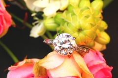 Bague diamant brillant et diamants baguettes, or blanc 18K