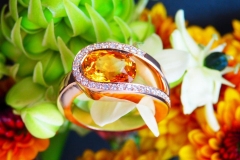 Bague saphir jaune-orangé et diamants, or rose 18K