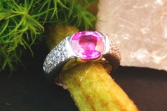 Bague saphir rose et diamants, or blanc 18K