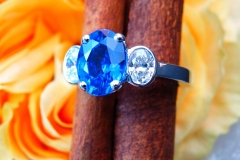 Bague saphir bleu 3.46ct et diamants, or blanc 18K