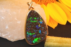Pendentif opale boulder d'Australie, or jaune 18K